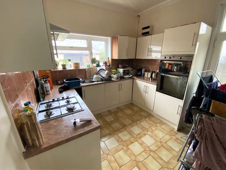 £1,400 PCM, Spacious Four Bedroom House with Enclosed Rear Garden in Mardy Street, Grangetown, Cardiff, CF11 6QW - Photo 4