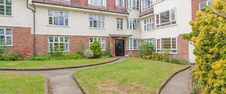 Spacious and well configured bright 2 double bedroom top floor flat - Photo 1