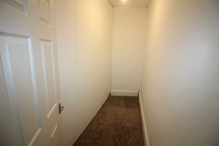 3 bed Flat - Photo 2