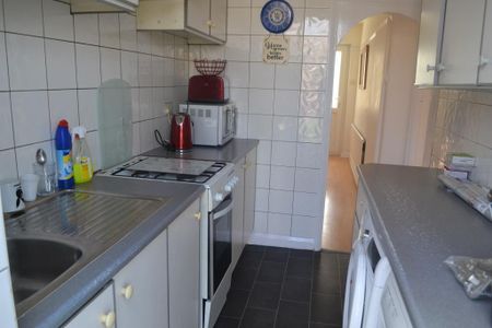 3 bedroom semi-detached house to rent - Photo 3