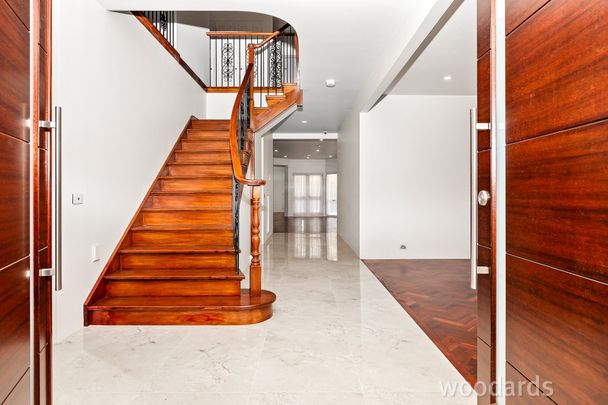 Luxury Family Living in the Heart of Malvern East - Photo 1