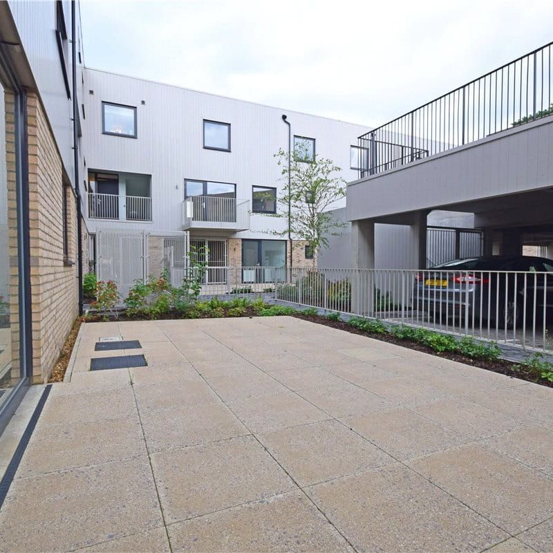 Well presented 1 bedroom ground floor apartment for rent in Cambridge situated just off Long Road. GCH. Walking distance to Addenbrookes Hospital. Unfurnished. - Photo 1