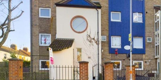 3 bedroom flat to rent - Photo 3