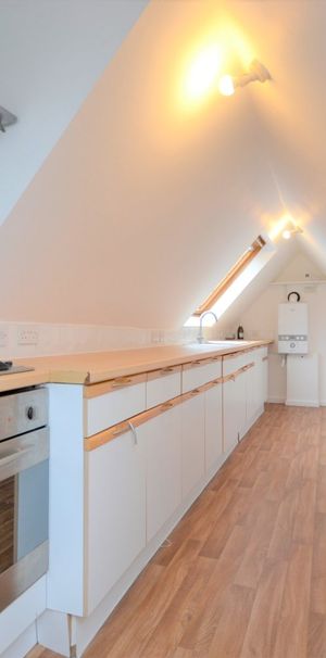 Flat to rent - Westgate Road, Beckenham, BR3 - Photo 1