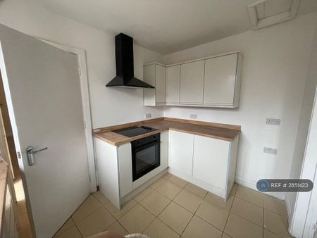 3 bedroom flat to rent - Photo 2