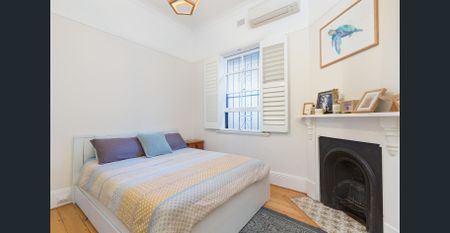 Stylish renovated residence of character, charm and convenience - Photo 2