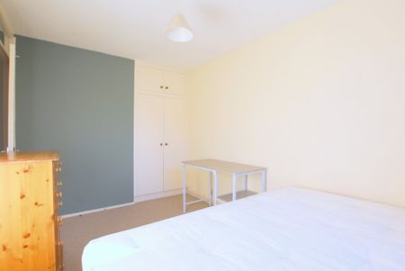 3 Bedroom Mid Terraced House, Bowstead Court, Parkham Street, London, SW11 - Photo 4