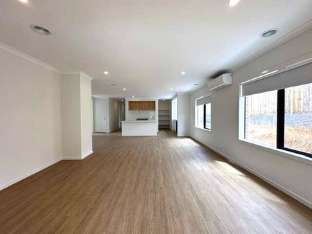 LUXURIOUS BRAND NEW BUILD IN CROWNLEA ESTATE - Photo 5