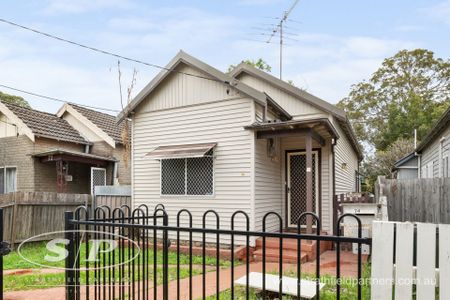 Spacious three bedroom house - Photo 5