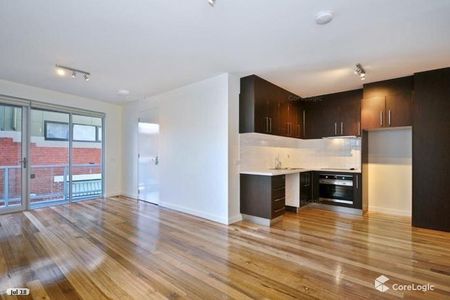 Boutique Light-Filled Apartment in Perfect Location - Photo 3