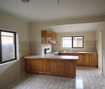 THREE BEDROOM BEAUTY IN A PRIME LOCATION - Photo 3