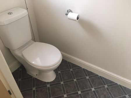 Brockton Avenue, Farndon, Newark, Notts, NG24 - Photo 4