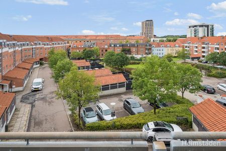 Central beliggenhed, med gratis parkering og adgang til charmerende gårdmiljø. - Photo 5