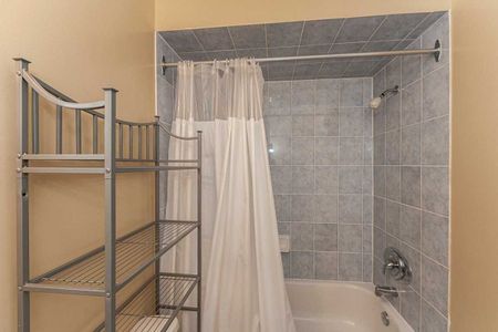 For Lease - 3350 Crimson King Circle, Mississauga, Ontario - Photo 2