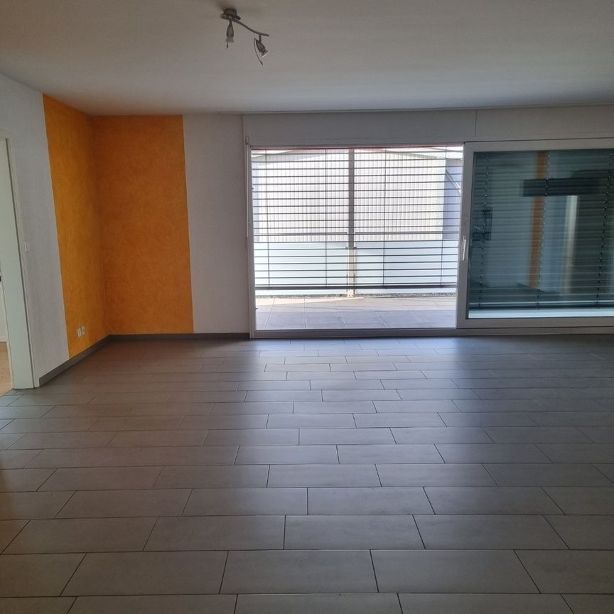 Grosse Wohnung mit Lift und grossem Balkon - Foto 1