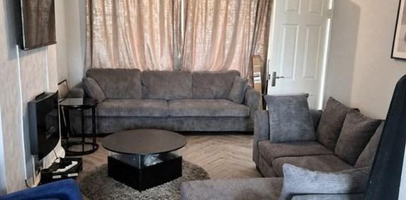 1 bedroom in a house share to rent - Photo 2