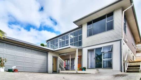 Sunny 3 - Bedroom Family Home (Upstairs Only) - Great Condtion - Photo 2