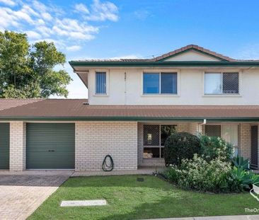 Spacious 3 Bedroom Townhouse In Prime Location!!! - Photo 1