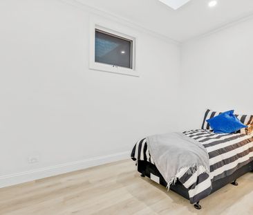 Updated Cottage in Prestigious Suburb - Photo 6