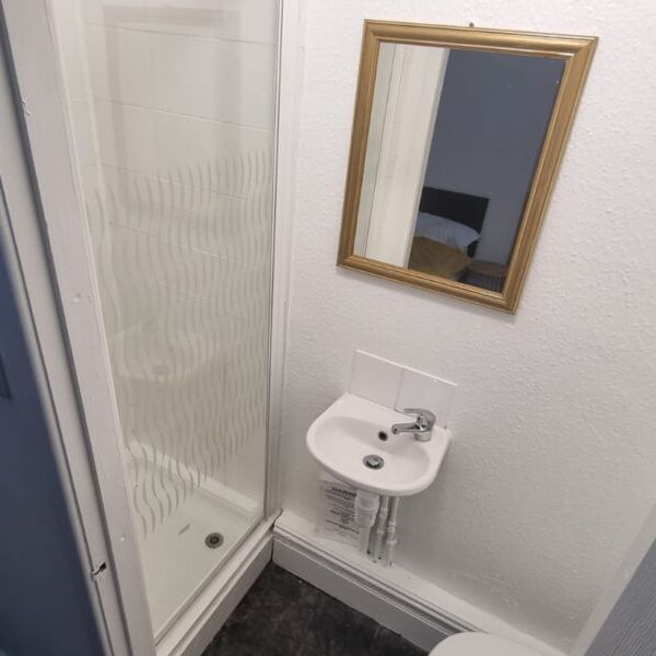 Flat 2, Conference Road, Armley, Leeds, LS12 3DX - Photo 1