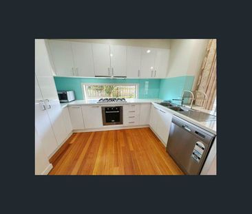 3-Bedroom Townhouse in Carnegie - Photo 6