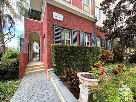 Fully Furnished - Bright and Spacious Home in Emerald Lakes - Photo 2