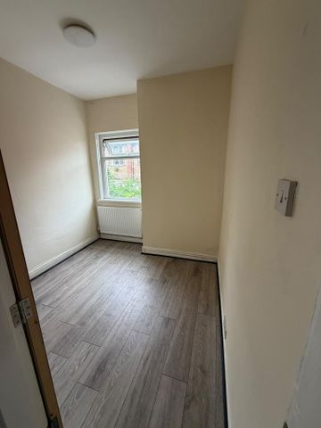 4 bedroom semi-detached house to rent - Photo 3