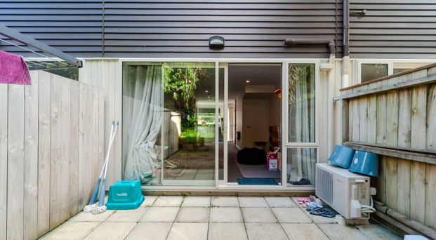 Fully Furnished Modern Townhouse - Photo 1