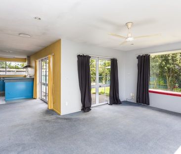Spacious Pet Friendly Family Home! - Photo 3