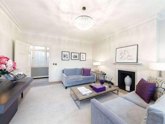 A stunningly presented and large one bedroom apartment, overlooking Mount Street Gardens. - Photo 1