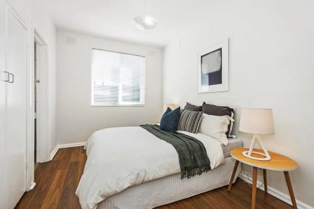 Bright Ground Floor Apartment - Photo 3