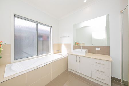 Spacious, Stylish 4-Bedroom Home for Rent - Available 27/11/2025 - Photo 5