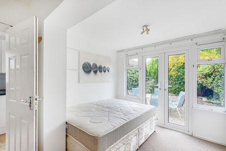 4 bedroom semi-detached house to rent - Photo 2