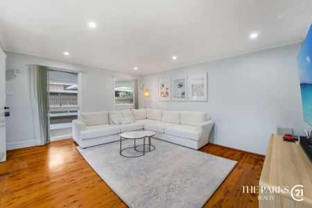 Beautiful Three Bedroom Renovated Home - Photo 4