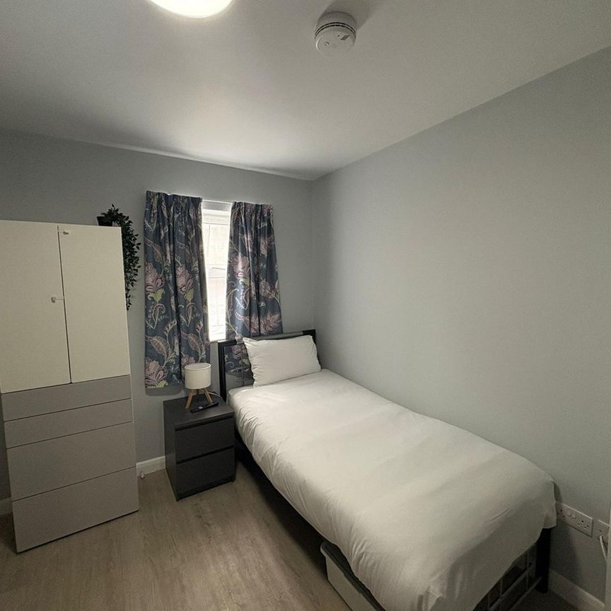 Studio Flat, London Road, CR7 - Photo 1
