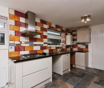 3 bedroom end of terrace house to rent - Photo 1