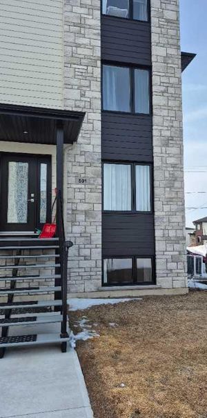 Cessation de bail. Grand condo 4 1/2( 2025 )au Rez -de -chaussée - Photo 1