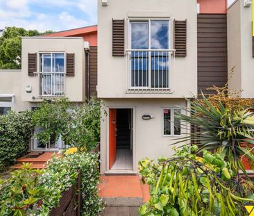 Bright and Spacious 2-Bedroom Unit in a Convenient New Lynn Location - Photo 3