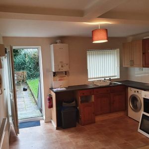 Ground floor flat to rent - Photo 2