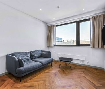 A modern one bedroom apartment in a new build development with a gy... - Photo 2