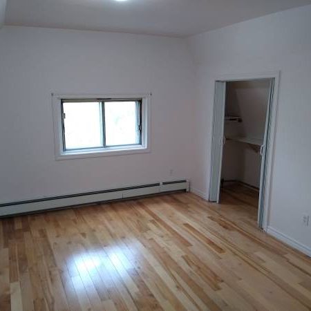 3 Bedroom Sandy Hill Apartment for Rent (219 Daly Ave) - Photo 3