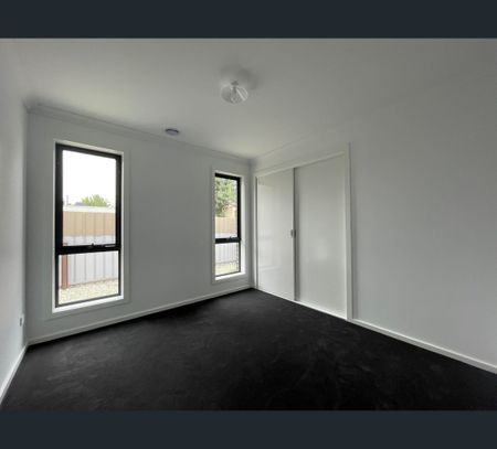 2/121 Sobraon Street, Shepparton, Vic 3630 - Photo 3