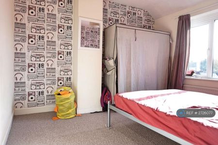 4 bedroom semi-detached house to rent - Photo 4