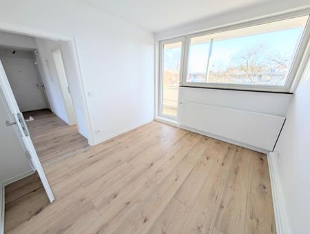 **Frisch renoviert: +neuer Laminat +weiße Wände +neues Tageslichtbad +2 Balkone** - Photo 2