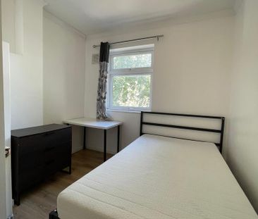 4 bedroom flat to rent - Photo 2