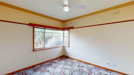 Large three bedroom home - Photo 4