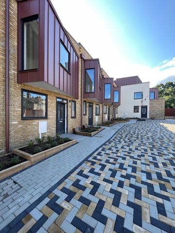 3 Bed Terraced House, Truelove Place, SE7 - Photo 3