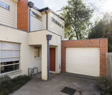Two Bedroom Townhouse In Sunbury's Tranquil Pocket - Photo 5