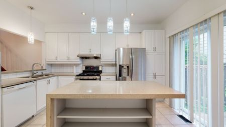 For Lease - 21 David Dunlap Circle, Toronto, Ontario - Photo 2