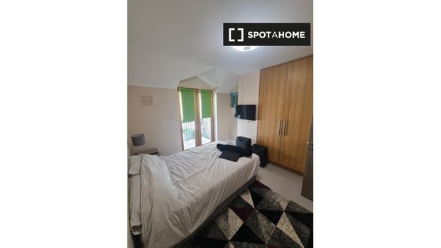 Room for rent in 4-bedroom house in Dublin - Photo 1